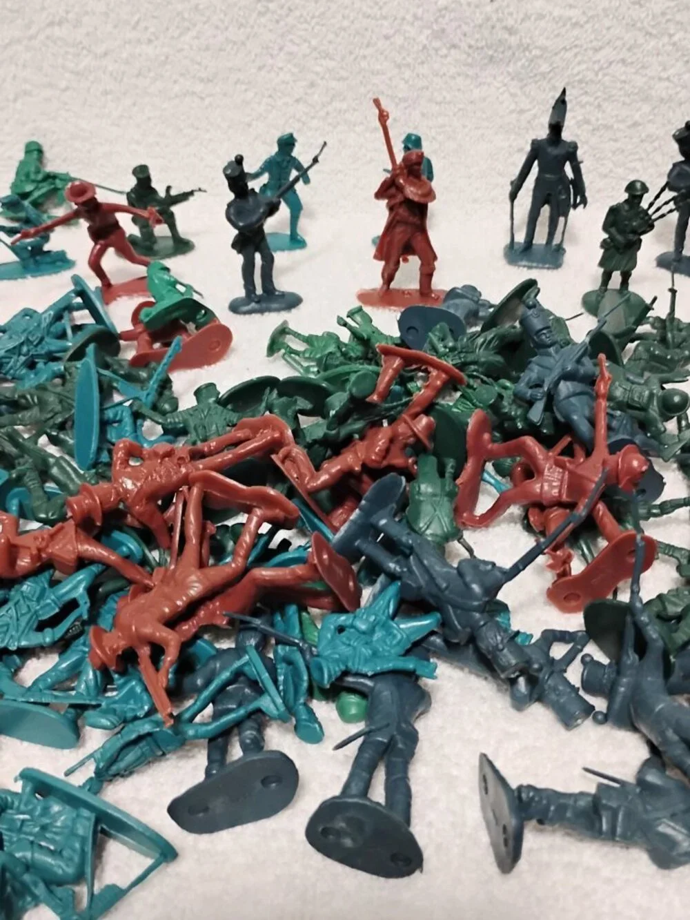 VINTAGE ARMY Toy Soldiers Green, Brown, Aqua Plastic LOT 125+ Pieces Please READ